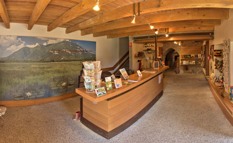 Boutique et espace muséographique de la Maison du marais de la Réserve naturelle Nationale du marais de Lavours