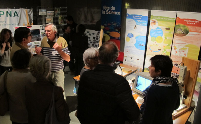 EID Rhône-Alpes exposant à l'occasion de la fête de la science. Le Docteur Gilles Besnard, entomologiste à l'EID, à droite et de face sur la photo est en train d'animer l'exposition à l'aide de panneaux roll’up.