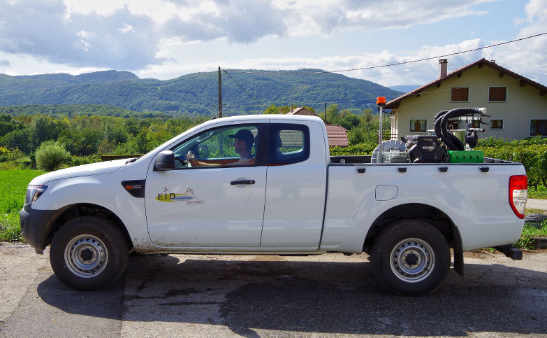 Traitements anti moustiques adultes avec un nébuliseur à froid a la deltaméthrine monté sur un pick-up 4x4 de l’EID Rhône-Alpes 