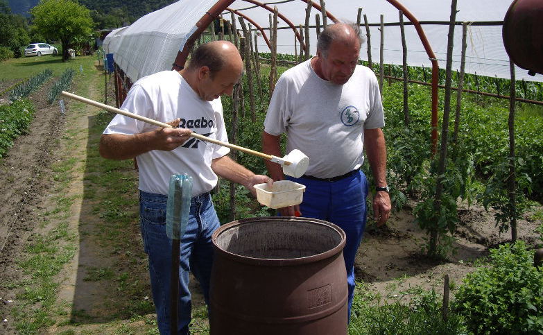 Action de démoustication dans une exploitation agricole en région Auvergne-Rhône-Alpes par un agent de l'EID Rhône-Alpes