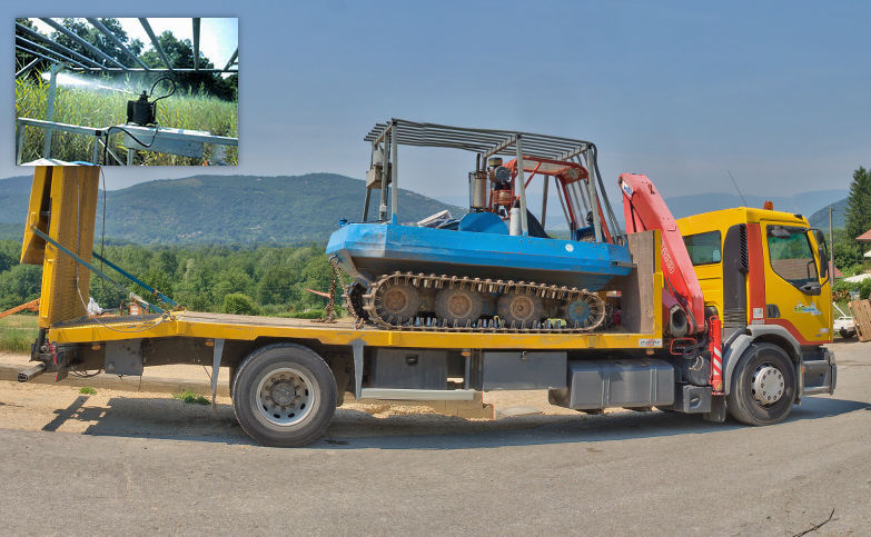 Une chenillette amphibie sur son  camion transporteur est prête à partir sur le terrain pour une action de démoustication