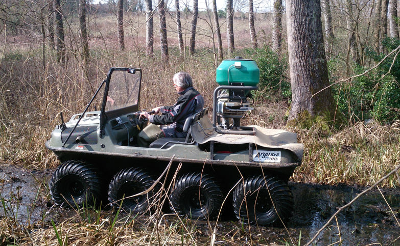 Des opérations de traitement sont régulièrement effectuées à l’aide d’engins adaptés au type de milieu et  à la surface à traiter. L’utilisation de Bti permet de lutter efficacement tout en préservant l’environnement.