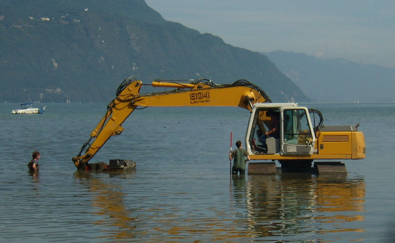 Prélèvements scientifiques de sédiments dans le lac du Bourget par des agents de l'EID Rhône-Alpes.