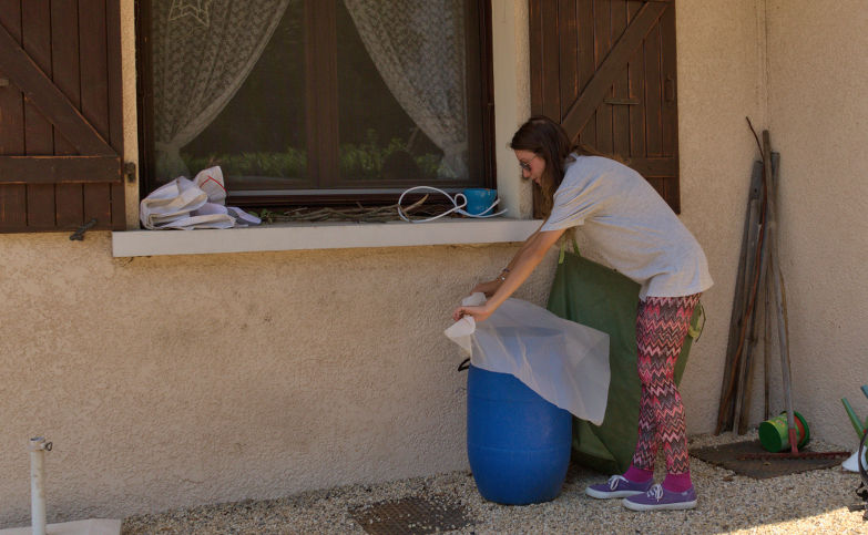 Action de prévention contre la prolifération des moustiques autour d’une habitation en région Auvergne-Rhône-Alpes par un agent de l’EID Rhône-Alpes 